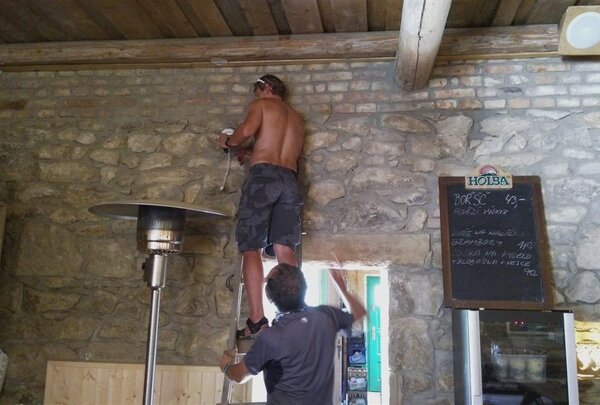 Údržbář "držím tě, tak to tam namontuj a nepadej Mejstřo" :-).