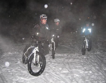 Tahle  první noční snowbiková nám dává znát, jak lehce se nám v dalších dnech pojede. 