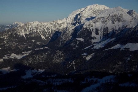 Večerní panorama, aneb pohled na známé Orlí hnízdo. Nachází se vlevo na tom malém kopci nad lesem.