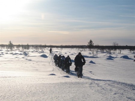 Snowbikeři na kraji ledové tundry.