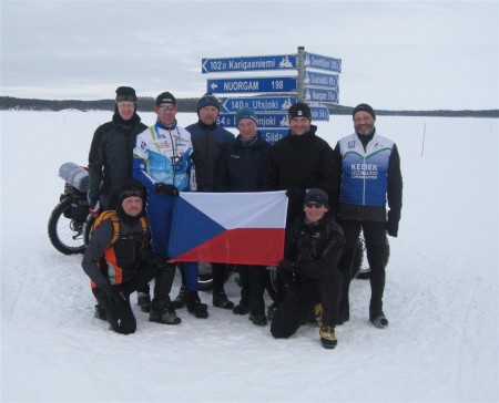 Členové expedice Lapland 2011. Fotí Peter, páč s sebou nemá svou Slovenskou vlajku.