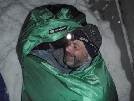 Dalibor je se spánkem venku spokojený. Přeci jenom je pouhých -9 °C a přestává sněžit.