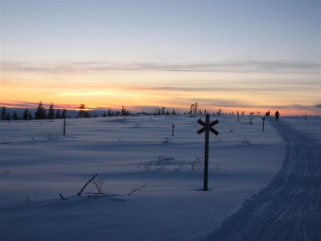 Západ slunce se snowbikery.