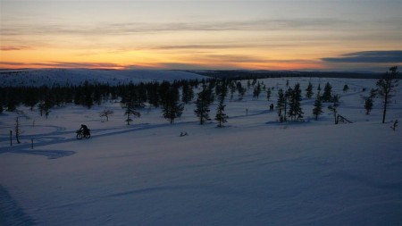 Snowbikeři těsně pod vrcholem.