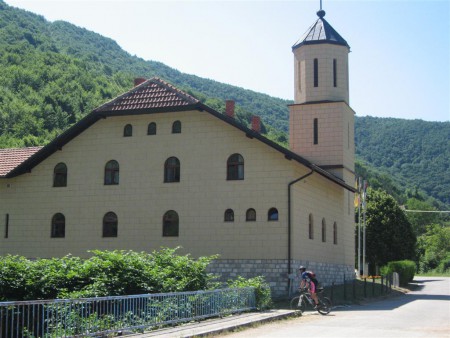 Jeden z mála stojících křesťanských kostelíků. Většina z nich tu lehla popelem.