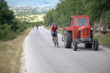 Máme tady už více jak 65km a jediný Údržbář se chytá místního zemědělce.