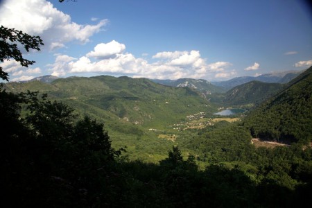 Pohled z hor na Boračko jezero.