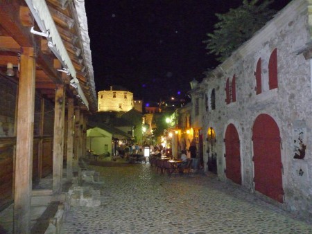 Noční Mostar v uličkách.