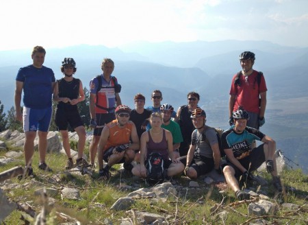 Teamová vrcholová. Kousek vlevo za námi leží Mostar. Díky skalám na něho však není vidět