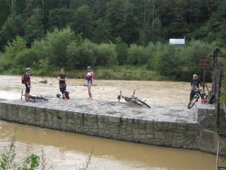 Dámská trio s jedním bikerem už na nás čeká.