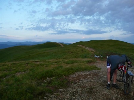 Bikeři z druhé skupiny jsou cca tak 1,5h za námi. Tím si i můžou více užít vrcholový západ slunce.