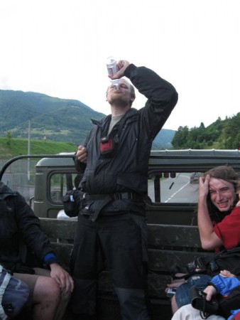 Aleš nám při objednávání taxi stihl v druhé zahradě koupit další lahev vodky. To aby se našinec na korbě Gruzaviku nebál.