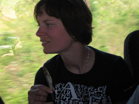 Jana likviduje Hynkem zakoupené rybyčky. Koupit kilo těchto slunkem osmahlých rybek do busu bez klimatizace, to chtělo mít pro strach uděláno :-).