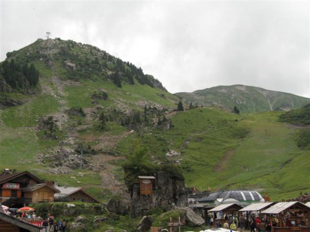 Chatel. Kdo vidí ty malé tečky na oblze, tak tamtudy poletíme na laně.