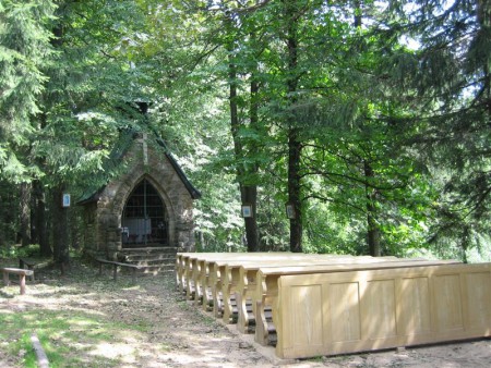 Bílý Kříž a kaple nad ním.