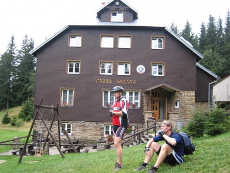 Skalka. Je třeba si dát loka z placatky.