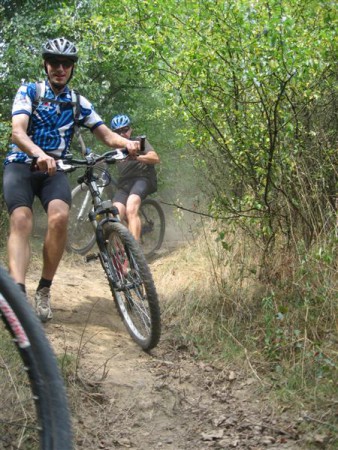 Pánové víte jak je to nebezpečný jít to s bikem vedle sebe :-).