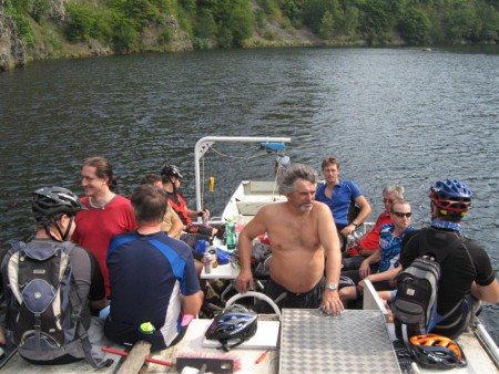 Bikeři a kapitán.