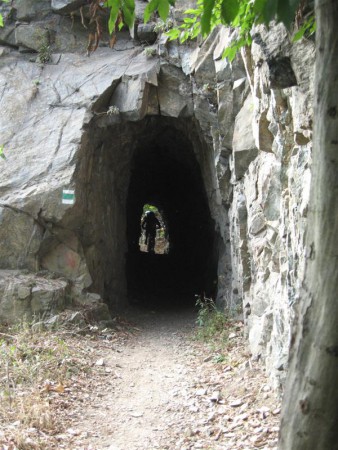 Temný tunel do bikerského ráje.
