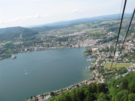Trasy jsou nalezeny! Pohled z Grünbergalmu 984 m na Gmunden. Jedna z tras.
