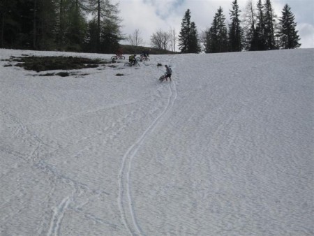 Bikeři na sněhu.