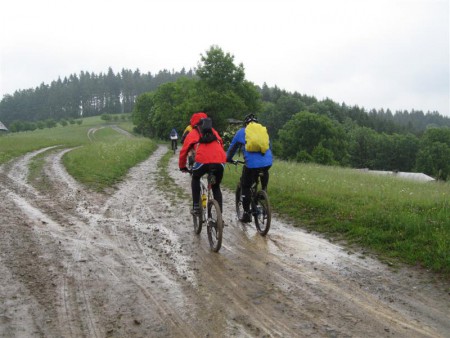 Nepomohlo. Chčije pořád dál! A vyjet? To chtělo pořádné srdce bikera!