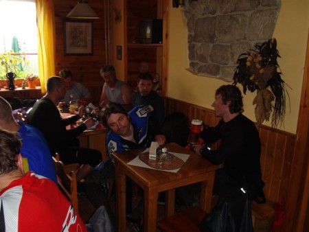 Cáb - sušení, oběd, rumy, čaje, piva, slivovice. Zvednout se a pokračovat v trase bylo vopravdu TEŽKÝ!