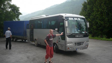 Náš bus a asistent udavače rychlosti.