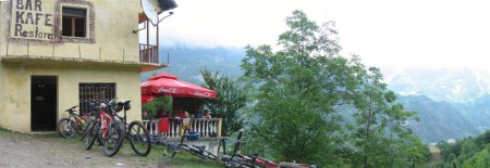 Záchranný restaurant v tomto dnu. Za ním údolí Theth do kterého budeme sjíždět.
