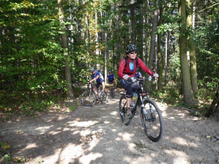A Jana za Evou. No a ostatní bikeři za nima! Ještě, že s náma nejeli tu delší trasu!