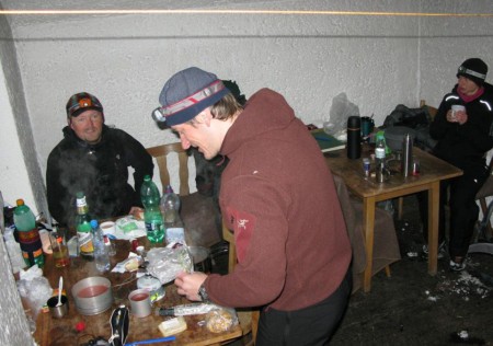 Nakonec tu nocujeme s třema náckama - dva chlapíci a děvče. Nicméně i oni se dost vyšťavili a to přišli z druhé lehčí strany.