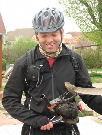 Údržbář po zlomeném rámu ze soboty láme v neděli  i sedlovku.