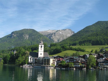Wolfgang a nahoře Schafberg pod sněhem.