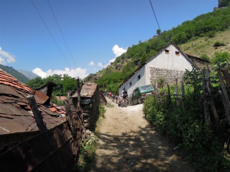 První metry, jak jinak než do kopce.