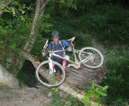 Ti z nás co vyrazili dál po vrstevnici si ji časem dost užijí. Nesmrtelný a jeho čisťounký bike po prvních 50km trasy.  