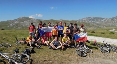 Mezinárodní team CK VODĚNKA - v levo Makedonec Nikola, Češi kam se podíváš a  Slovák to radši celý fotí :-).