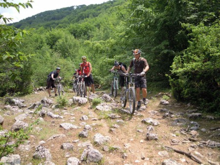 Proč se všichni smějeme - protože navigace ukazuje, že jsme nahoře a máme pokračovat dál po cestě :-)).