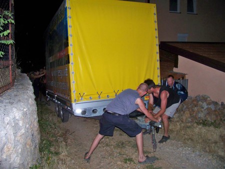 Všichni vám vždycky potvrděj, že k jejich ubytování se bus s vlekem vejde! Naštěstí máme v sobě vždy dost rakijí, takže tyhlety prekérky zvládneme raz dva :-).
