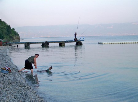 Jezero a místní.