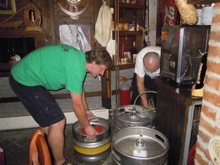 Mejstřovi nechutná pivo, a tak s hlavním číšníkem přerazí sud na lepší prémiové pivko :-).