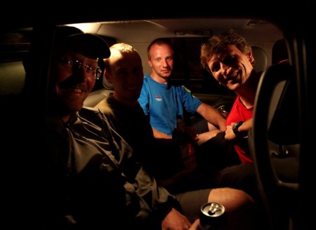 Vítejte v tunelu, aneb jak se mistři navigátoři spletli. Do Täsche jsme chtěli po silnici, ale v našem směru to nešlo jinak, než si Nissánka naložit na vlak :-). 