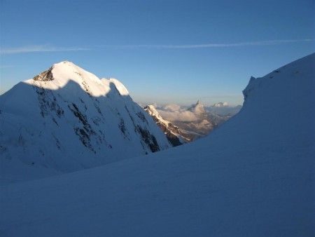 Ranní pohled na Lyskamm. V pravo vzadu Metterhorn.