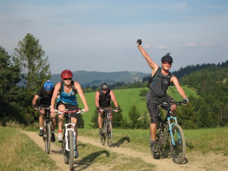 Montenegro tu mává, jak v cíli na TDF. Nechápeme, páč nejni ani v půlce TDT :-). 