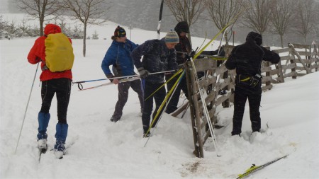 Sundavání nevhodného vosku ze skluznice. Ještě že tam na té Vysočině mají tolik ohrad :-)).