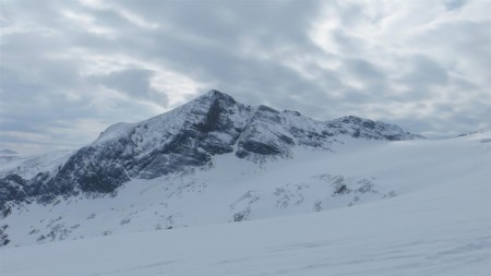Pohled na vrchol Gjaidstein. Za tímto masivem by jsme příště mohi projít na skialpech a přes ledovec dojít na Simonyhütte.