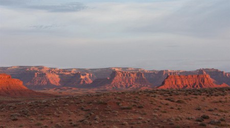 Ráno jsem si přivstal a sám vyrazil do Valley of the Gods. Mejstřa