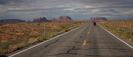 Přijíždíme k Monument Valley. To je ale kýč co? :-).