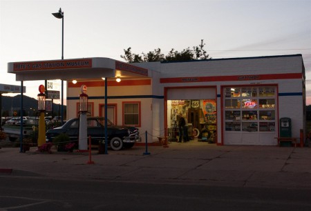 Večer v městečku Williams na Route 66.
