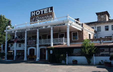 Kdysi slavný hotel otevřený v roce 1937, který ubytovával filmové star točící filmy v okolí. Zároveň jedno z míst na Route 66 kolem kterého projížděl i vlak do Santa Fe.