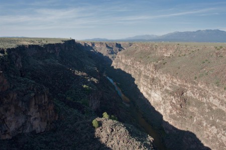 Asfalt skončil a navigace ukazovala cestičku, tak jsme tam náš HD vzali. Byl to hukot po tý šotolině, ale stálo to za to. Pohled na Rio Grande v canyonu.